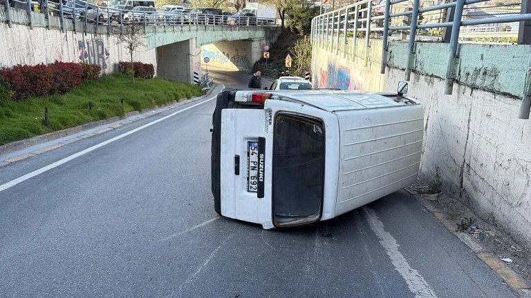Beyoğlu'nda Kaldırıma Çarpan Araç Yan Yattı