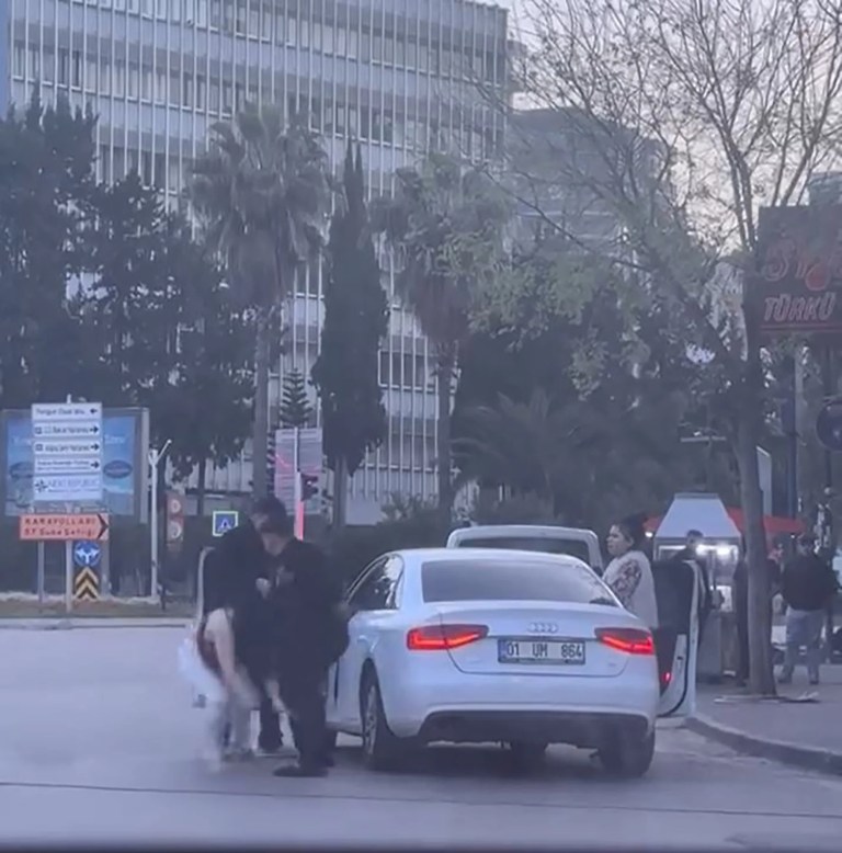 Adana'da Kadını Otomobilden İndirip Bıraktılar