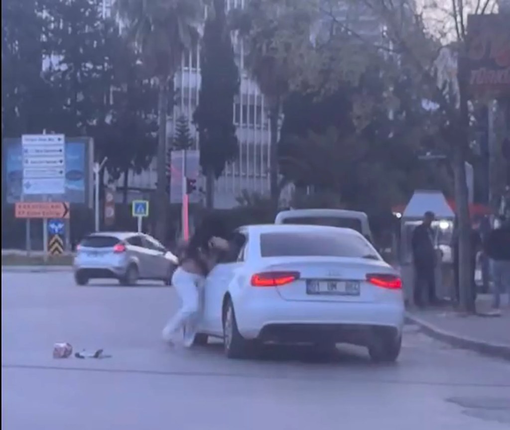 Adana'da Kadını Otomobilden İndirip Bıraktılar