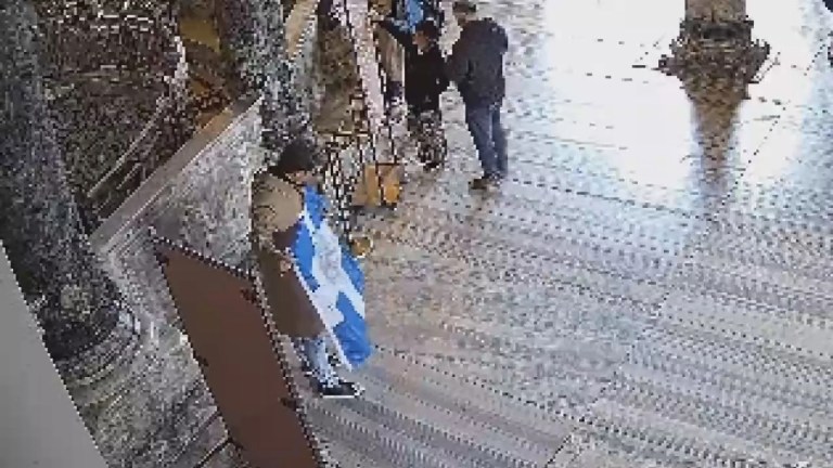 Ayasofya Camii'nde provokatif bayrak açan iki kişi tutuklandı