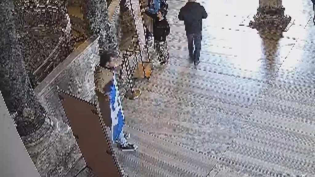Ayasofya Camii'nde provokatif bayrak açan iki kişi tutuklandı