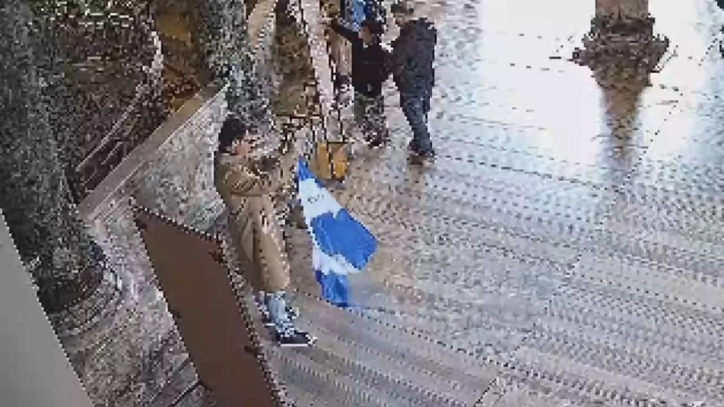 Ayasofya Camii'nde provokatif bayrak açan iki kişi tutuklandı