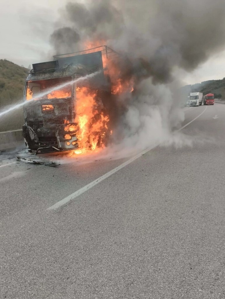 Balıkesir'de Seyir Halindeki TIR Yangını Söndürüldü