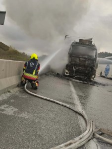 Balıkesir'de Seyir Halindeki TIR Yangını Söndürüldü