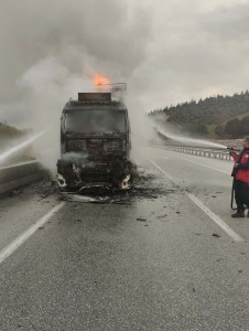 Balıkesir'de Seyir Halindeki TIR Yangını Söndürüldü