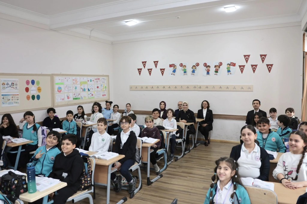 Bakan Göktaş Azerbaycan'da Türk Lisesini Ziyaret Etti