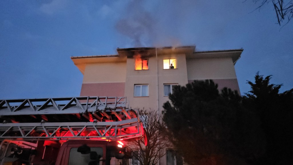 Edirne'de Yangında Mahsur Kalan Kişi Kurtarıldı