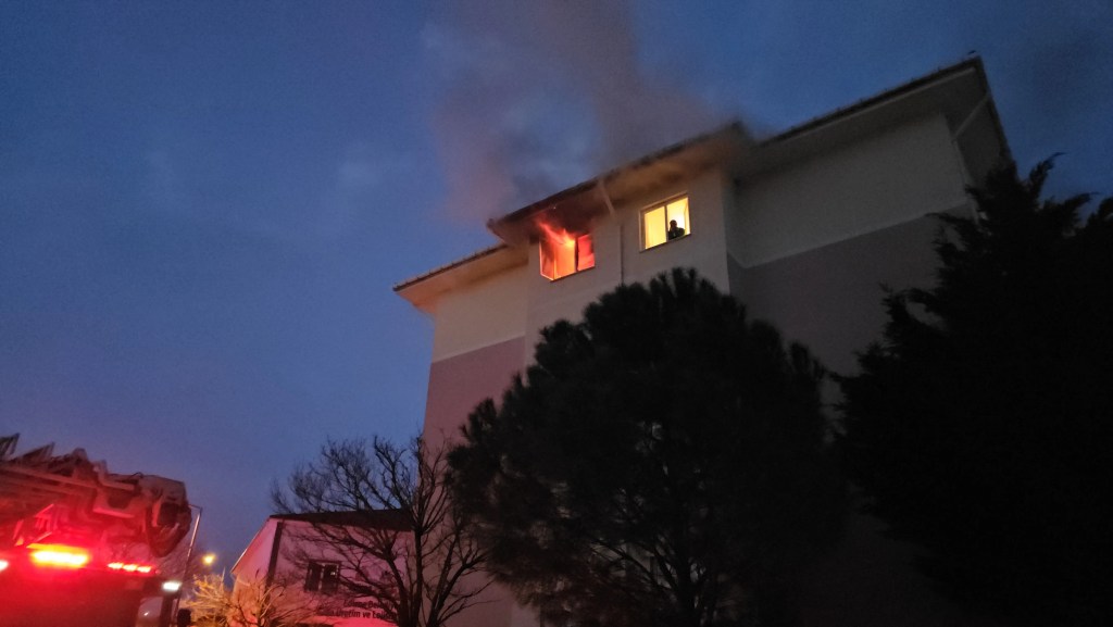 Edirne'de Yangında Mahsur Kalan Kişi Kurtarıldı