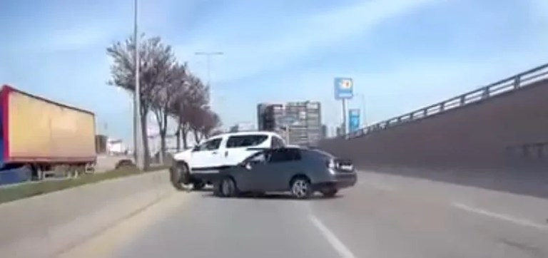 Ankara'da Trafikte Tehlikeli Anlar: Makas Atan Araç Kaza Yaptı