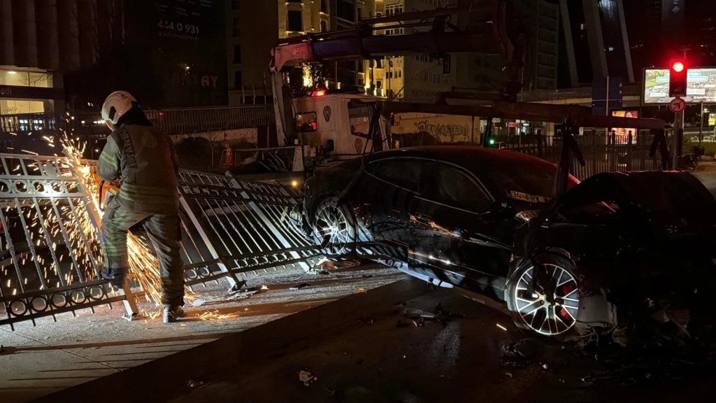 Şişli'de Lüks Otomobil Kazası: Üç Yaralı