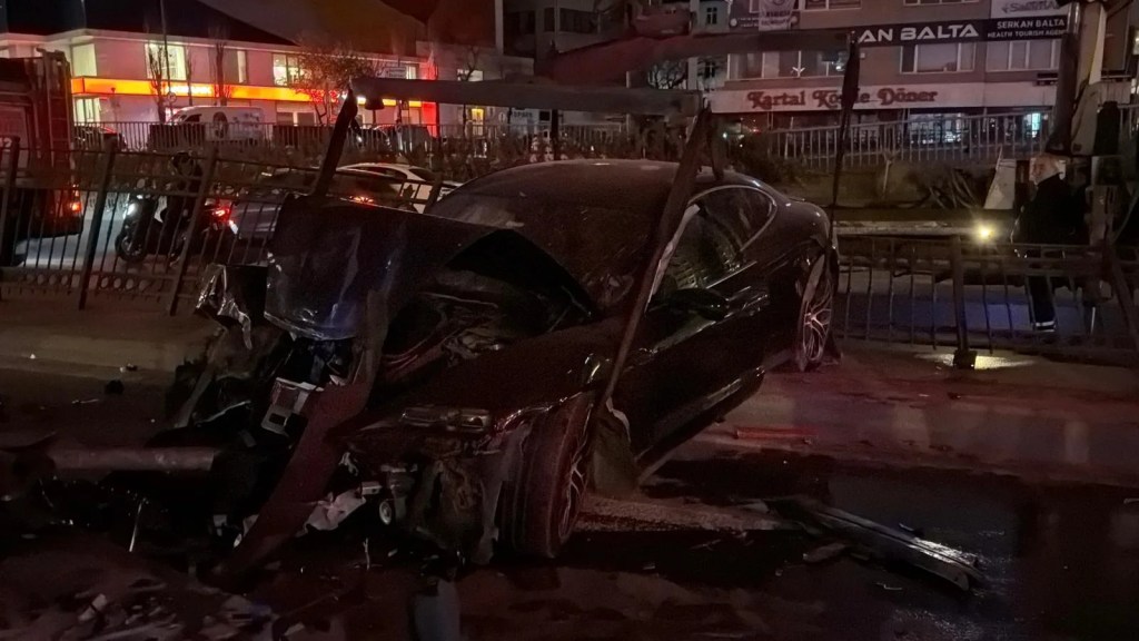 Şişli'de Lüks Otomobil Kazası: Üç Yaralı