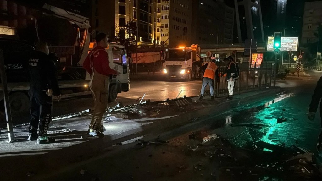 Şişli'de Lüks Otomobil Kazası: Üç Yaralı