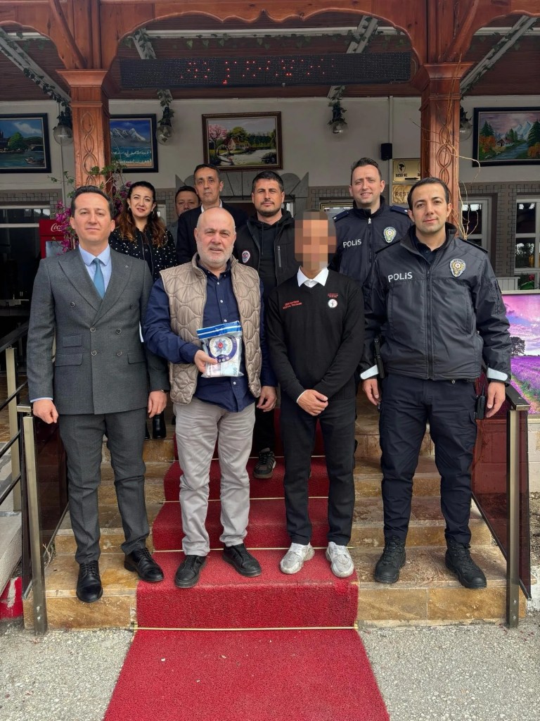 Hükümlü Garson Bulduğu Parayı Sahibine Teslim Etti