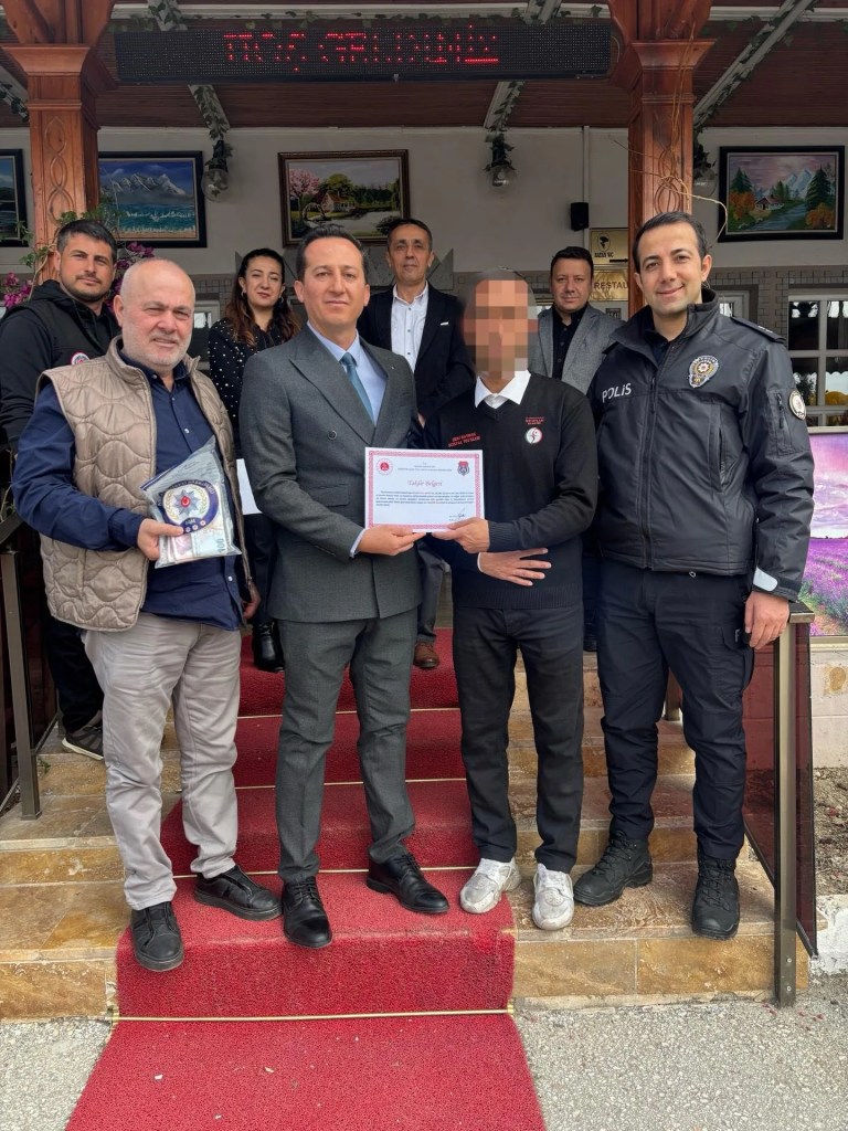Hükümlü Garson Bulduğu Parayı Sahibine Teslim Etti