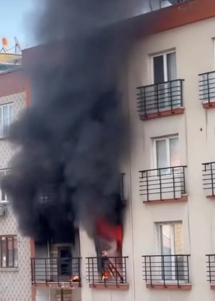 Diyarbakır'da Apartmanda Yangın: 5 Kişi Dumandan Etkilendi