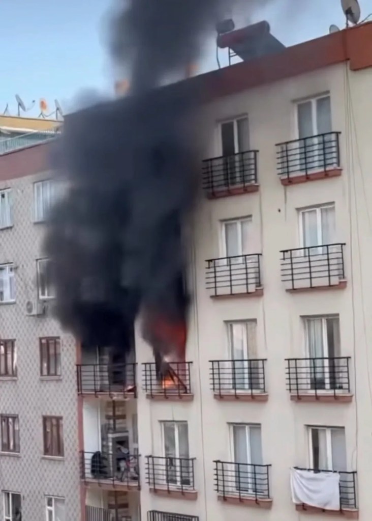Diyarbakır'da Apartmanda Yangın: 5 Kişi Dumandan Etkilendi