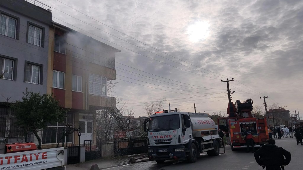 Keşan'da Genç Adam Evi Ateşe Verdi, Babasından Söndürmesini İstedi