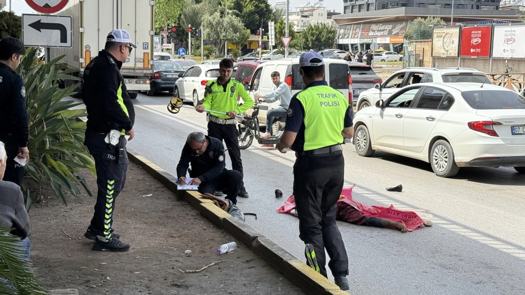 Antalya'da Mendil Satan Kadın TIR'ın Altında Kaldı