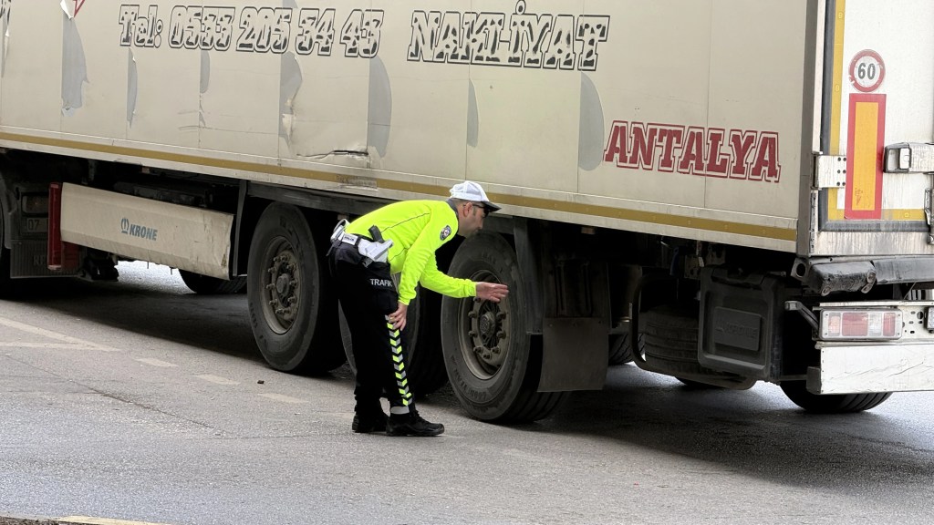 Antalya'da Mendil Satan Kadın TIR'ın Altında Kaldı