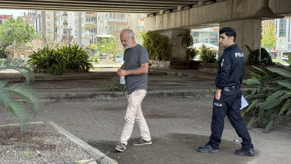 Antalya'da Mendil Satan Kadın TIR'ın Altında Kaldı