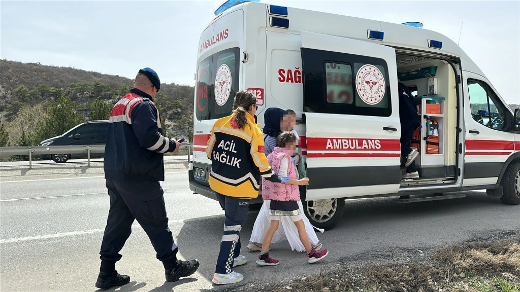 Kütahya'da Su Kanalına Düşen Araçta 4 Kişi Yaralandı