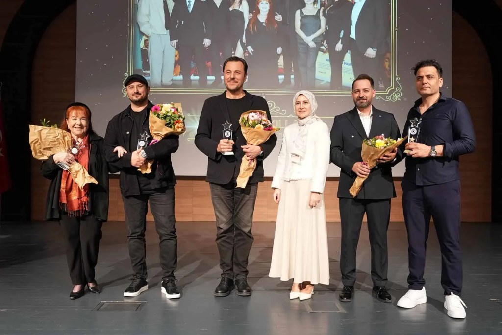 İAÜ İletişim Ödülleri'nde Yılın En İyileri Belirlendi