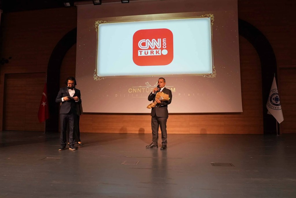 İAÜ İletişim Ödülleri'nde Yılın En İyileri Belirlendi
