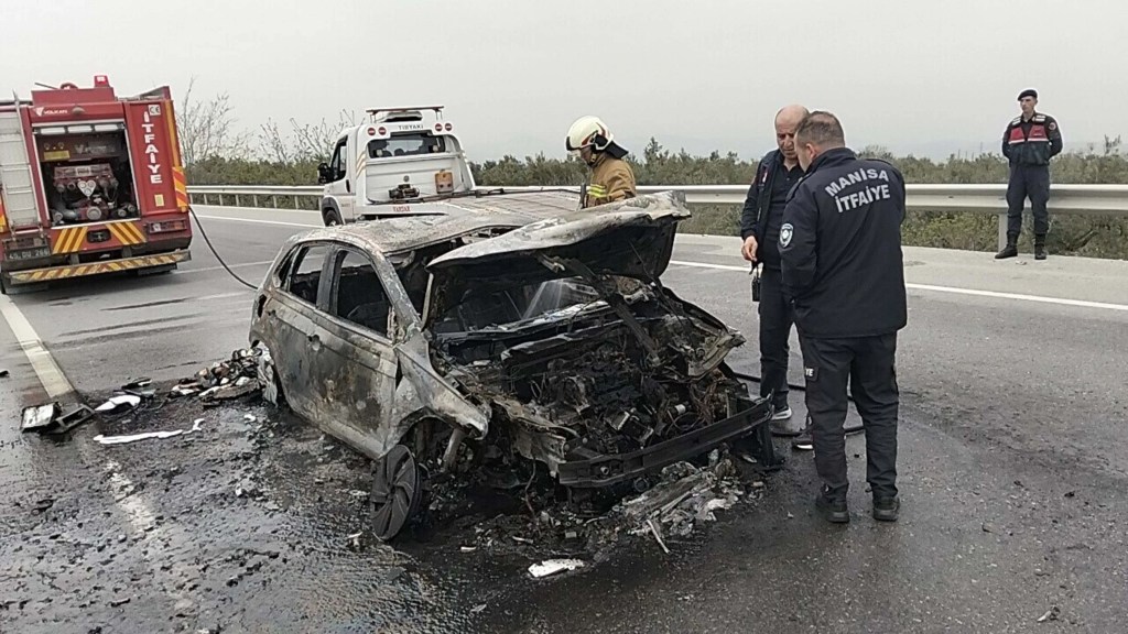 Kırkağaç'ta Bariyere Çarpan Araç Alev Aldı, Sürücü Yaralı Kurtuldu