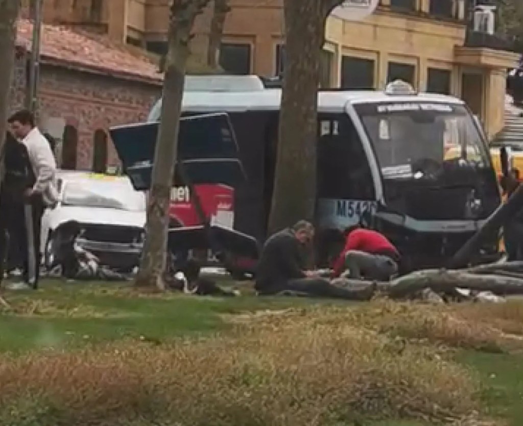 Beyoğlu'nda Dolmuş Bariyerlere Çarptı: Yaralılar Var