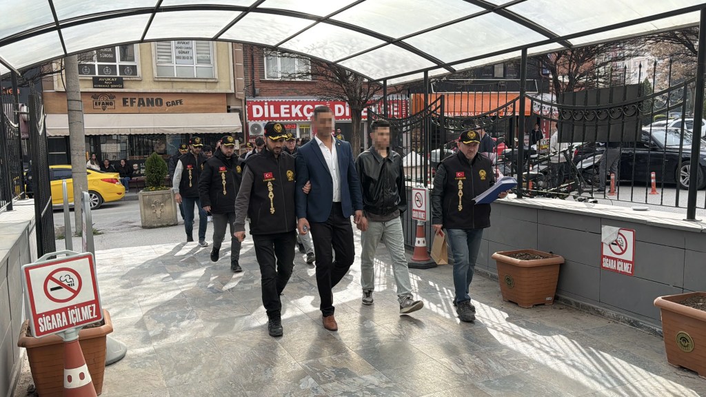 Eskişehir'de Barlar Sokağında Bıçaklı Kavga: 10 Gözaltı