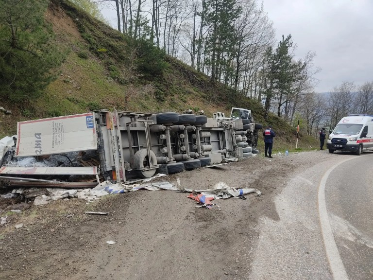 Freni Boşalan TIR İnegöl'de Yamaca Çarptı