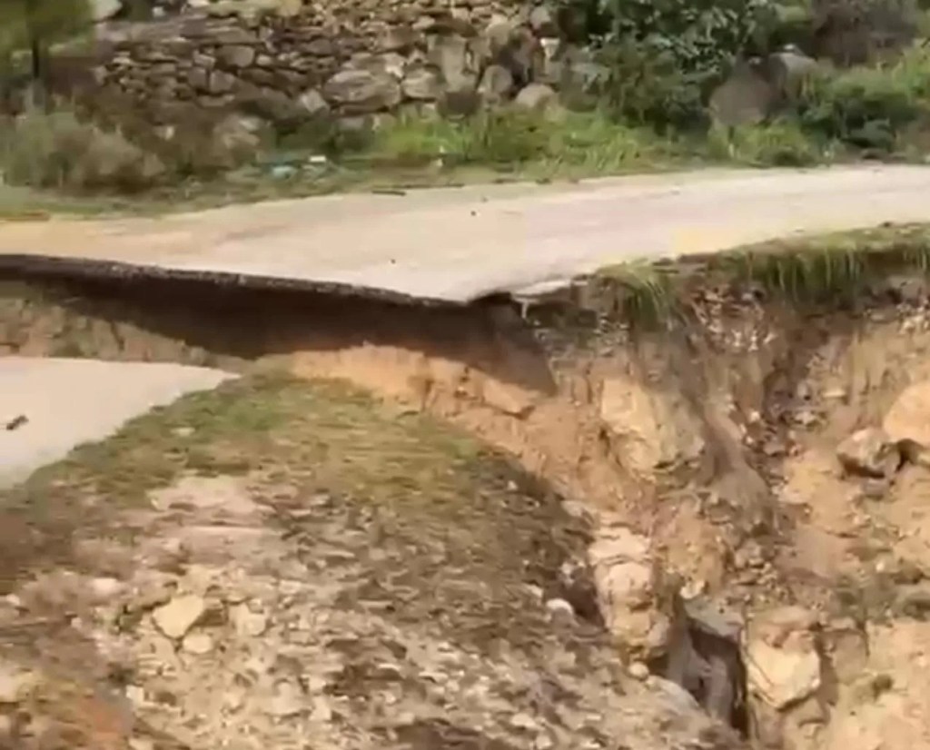 Mersin'de Sağanak Yağış Yol Çökmelerine Neden Oldu