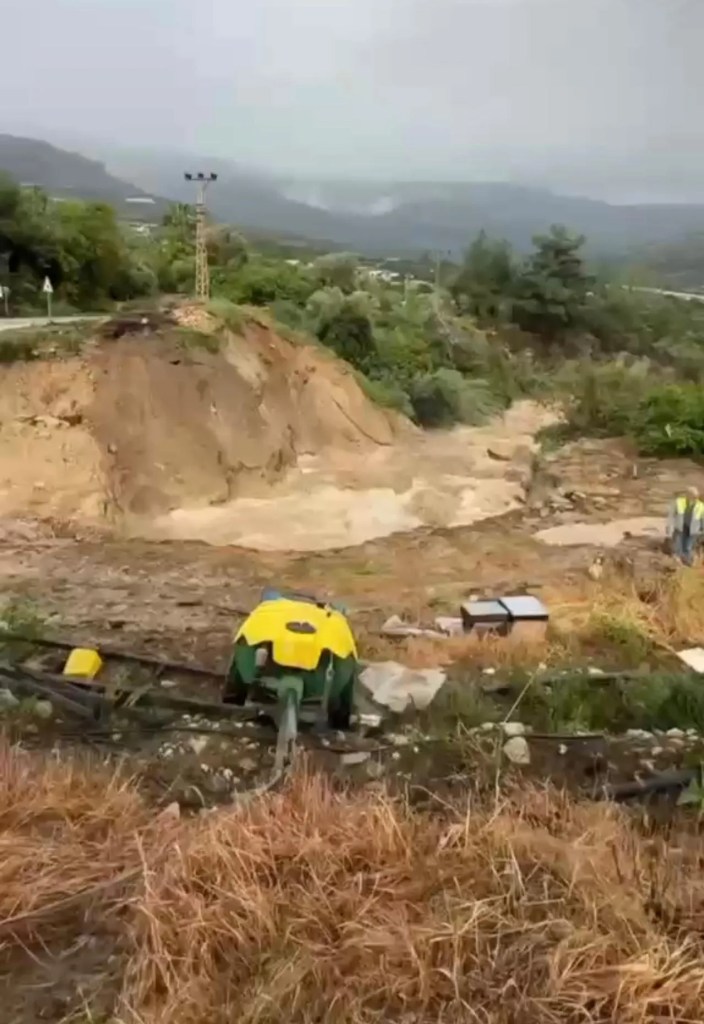 Mersin'de Sağanak Yağış Yol Çökmelerine Neden Oldu