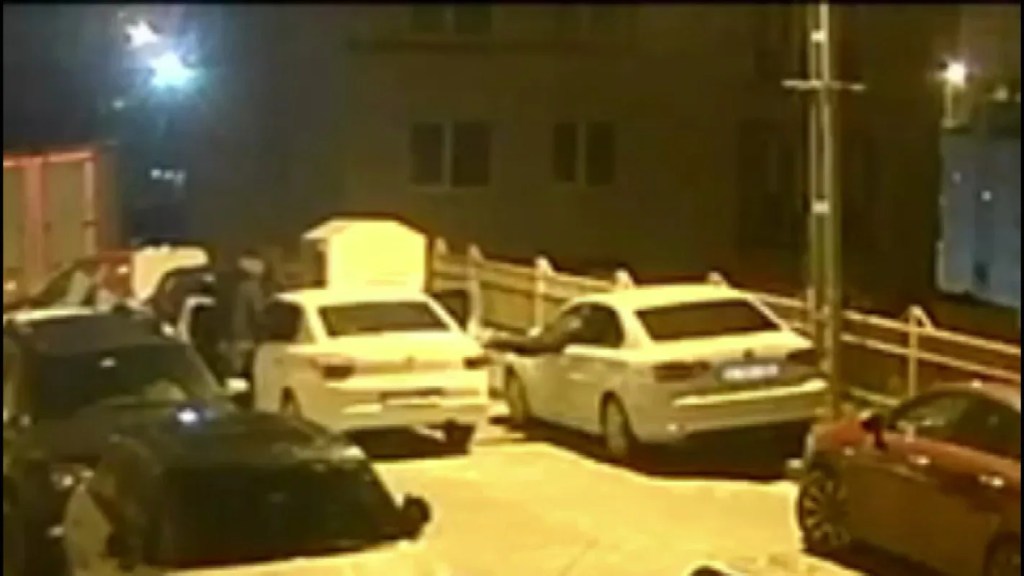 İstanbul'da Lüks Araçlardan Hayalet Ekran Çalanlar Yakalandı