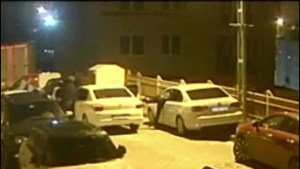 İstanbul'da Lüks Araçlardan Hayalet Ekran Çalanlar Yakalandı