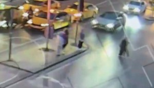 Şişli'de Trafik Kazası: Direk Turistin Üzerine Devrildi