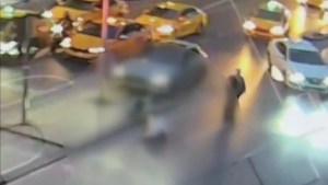 Şişli'de Trafik Kazası: Direk Turistin Üzerine Devrildi