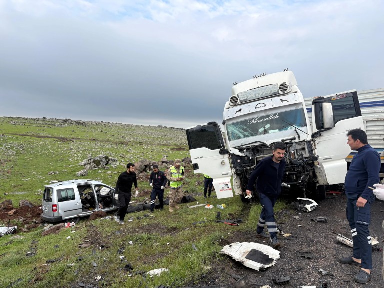 Siverek'te TIR ve ticari araç kazası: 2 ölü, 1 yaralı