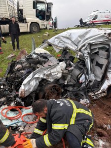 Siverek'te TIR ve ticari araç kazası: 2 ölü, 1 yaralı
