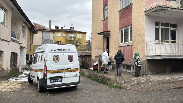 Sivas'ta Boşanma Aşamasındaki Eşini Bıçaklayıp Kaçtı