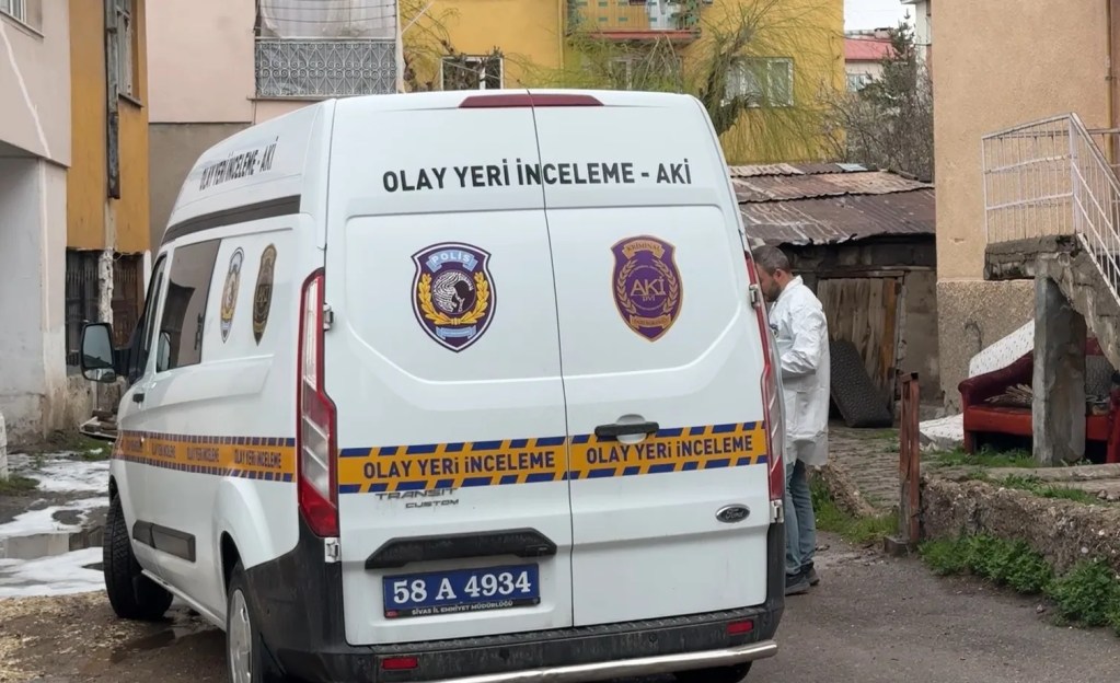 Sivas'ta Boşanma Aşamasındaki Eşini Bıçaklayıp Kaçtı