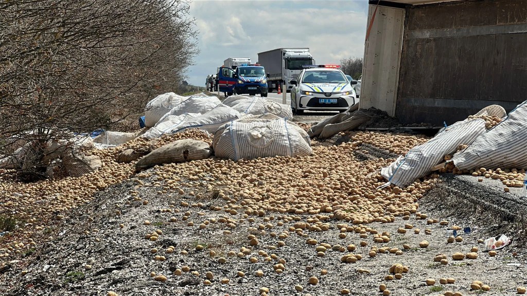 Kütahya'da Patates Yüklü TIR Devrildi