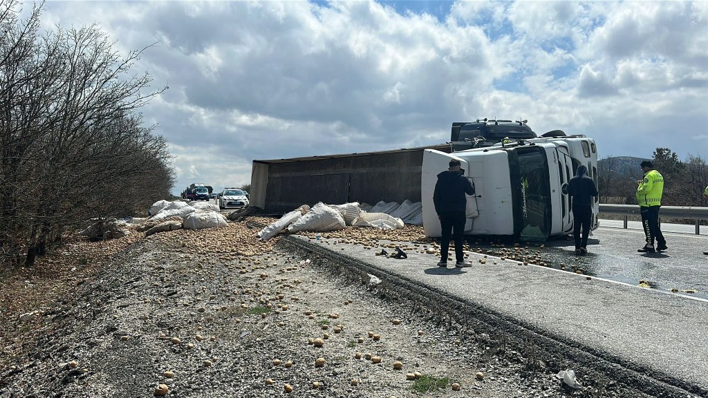 Kütahya'da Patates Yüklü TIR Devrildi