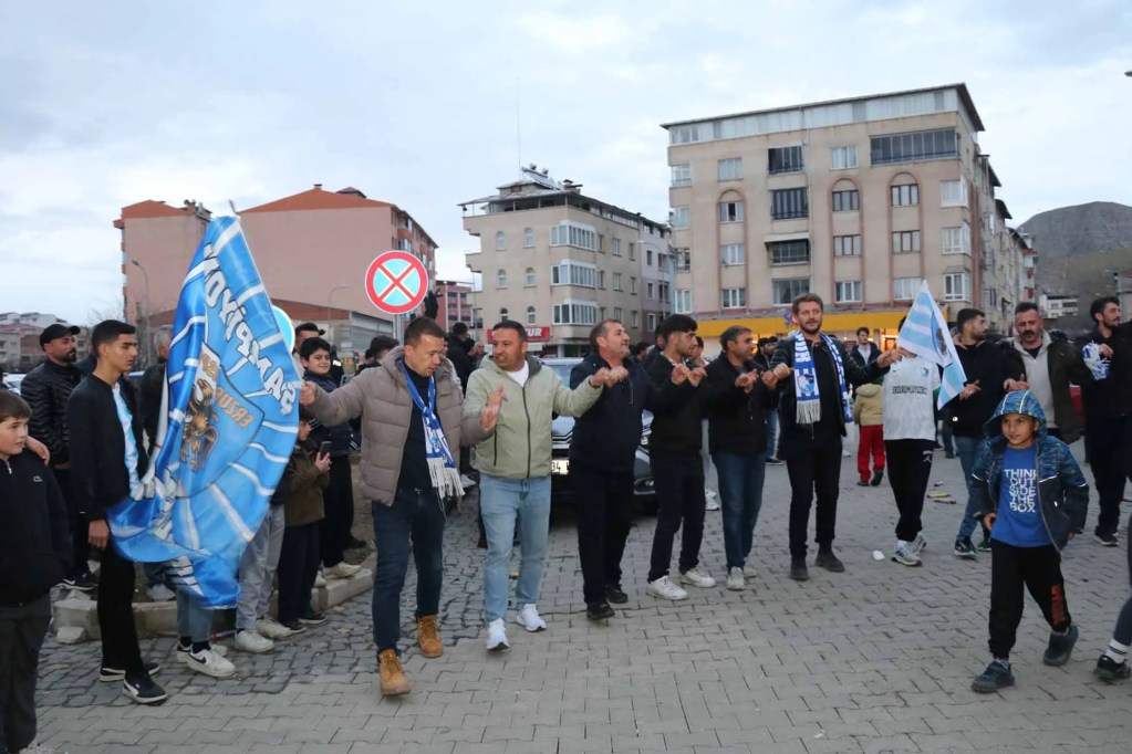 Erzurumspor'un Süper Lig Sevinci Oltu'da Coşkuyla Kutlandı
