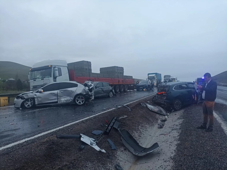 Aksaray'da Yolcu Otobüsü Zincirleme Kazaya Neden Oldu
