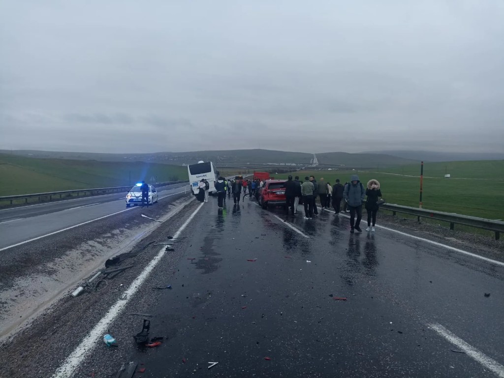 Aksaray'da Yolcu Otobüsü Zincirleme Kazaya Neden Oldu