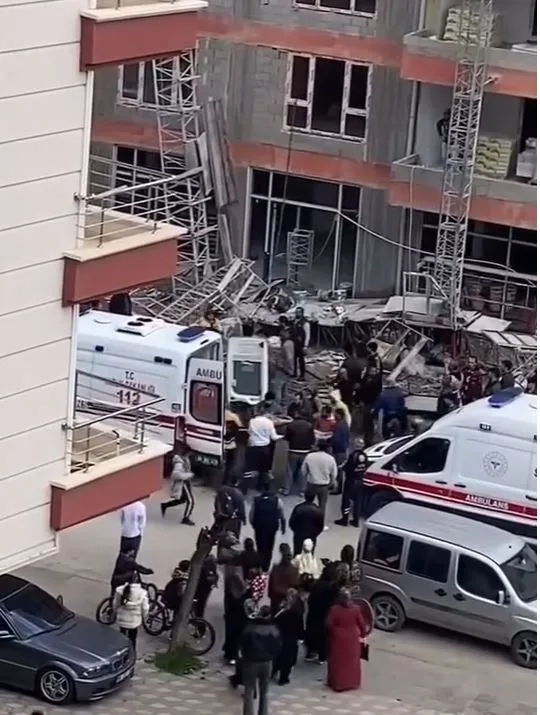 Ankara'da İnşaat İskelesi Çöktü: Üç İşçi Yaralandı