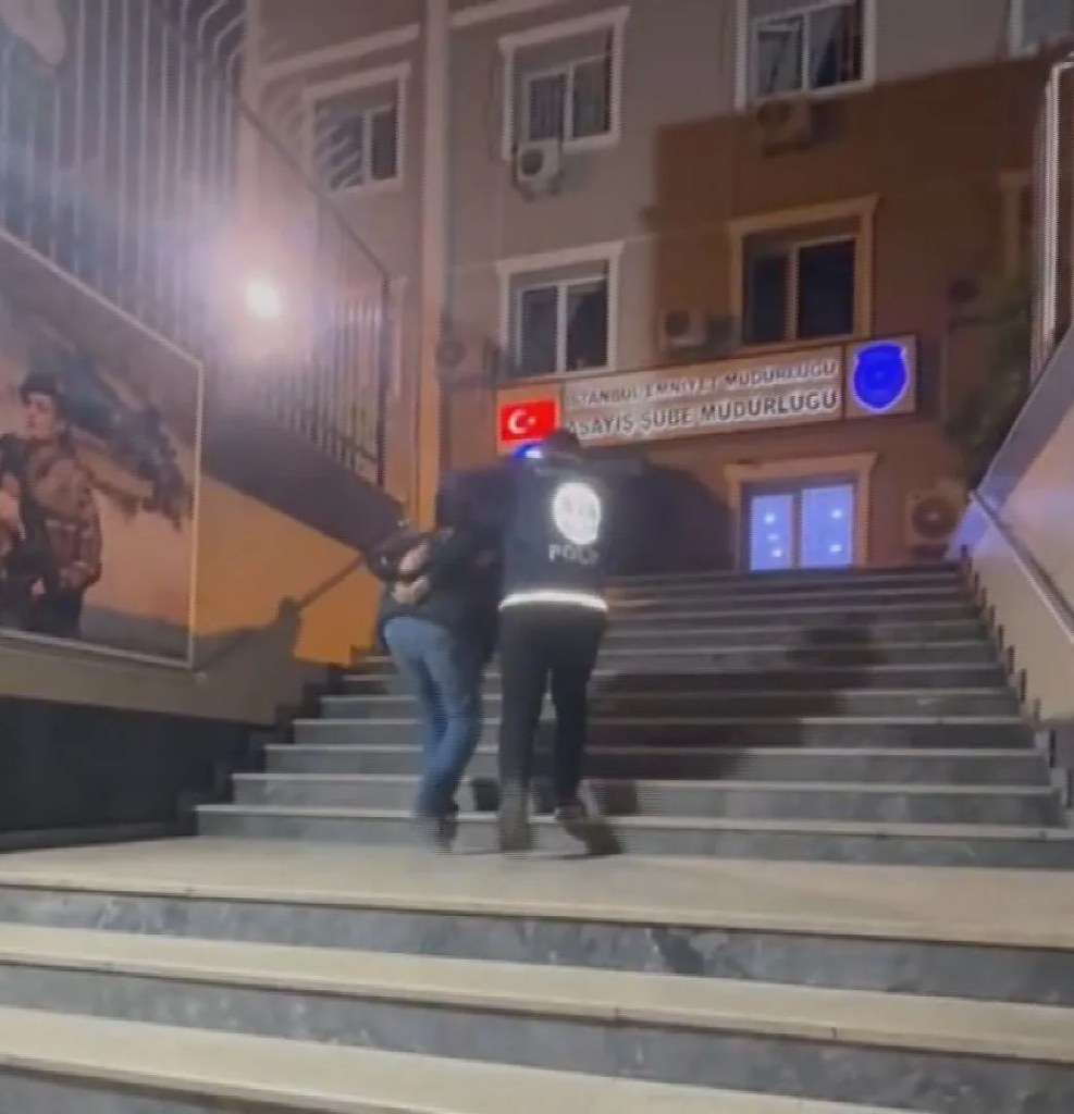 İstanbul'da Polis Yeleğiyle Yayın Yapan Kişi Yakalandı