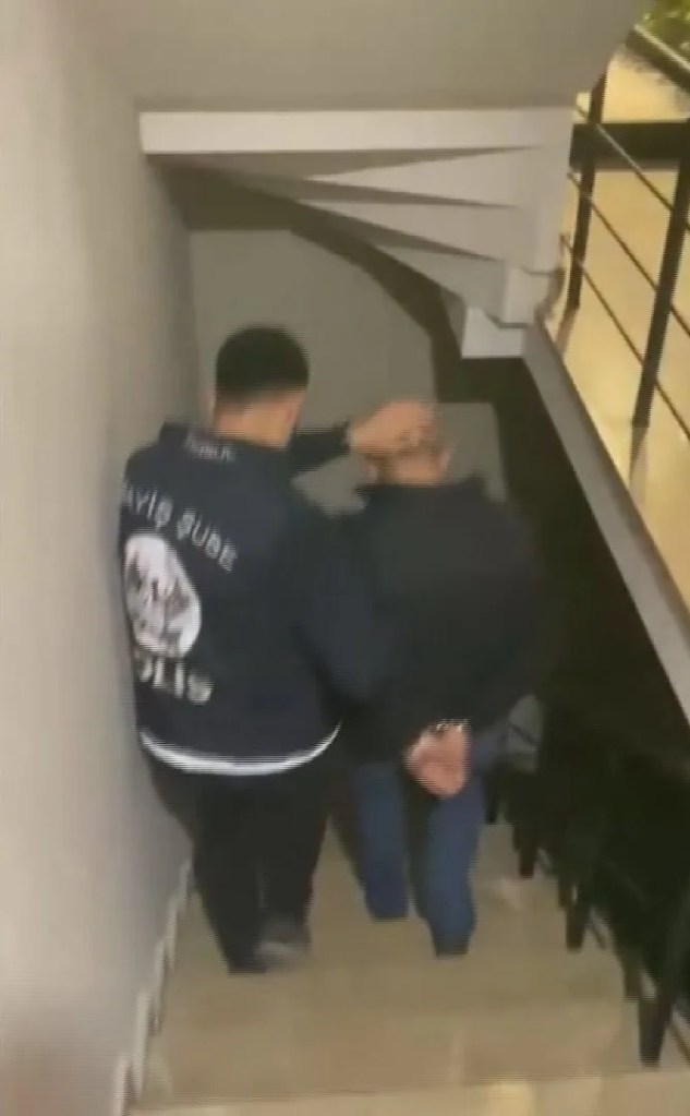 İstanbul'da Polis Yeleğiyle Yayın Yapan Kişi Yakalandı