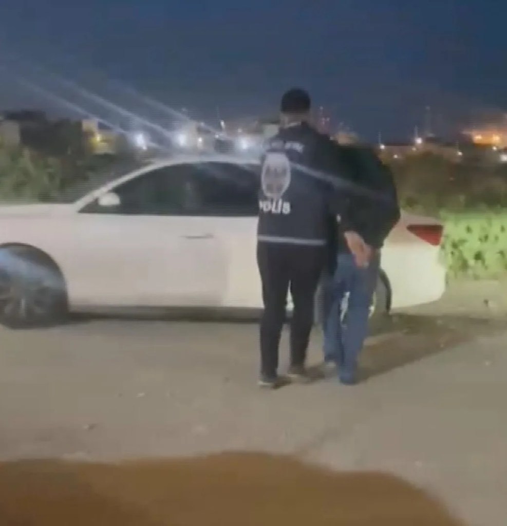 İstanbul'da Polis Yeleğiyle Yayın Yapan Kişi Yakalandı